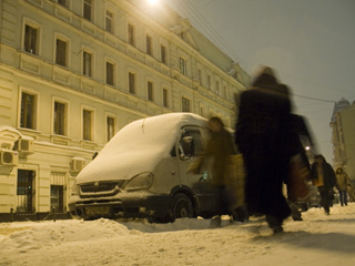 Москву завалило снегом, а в среду на столицу обрушится новый снежный "залп"