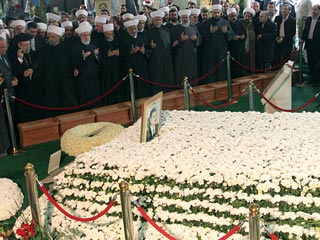 У могилы Рафика Харири собрались тысячи людей