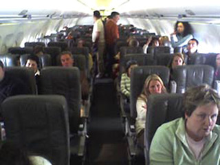 Пассажиры сразу 10 рейсов компании JetBlue Airways были заблокированы в своих самолетах на взлетной полосе нью-йоркского международного аэропорта имени Джона Ф. Кеннеди в течение 10 часов