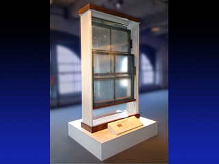На интернет-аукционе eBay более чем за $3 млн продано окно, из которого, как утверждается, Ли Харви Освальд стрелял в президента США Джона Кеннеди в 1963 году