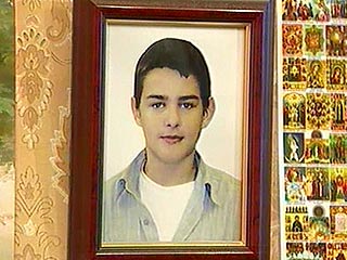 Тело ученика второго класса Антона Школьникова , 1997 года рождения, было найдено 13 марта 2006 года в лифтовом холле в подъезде дома 34/1 по улице Братиславской