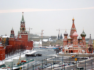 В утренние часы в столичном регионе ожидается от 17 до 19 градусов мороза, однако днем, как сообщили в Росгидромете, воздух в Москве прогреется до 10-12 градусов ниже ноля, в Подмосковье - до 9-14 градусов
