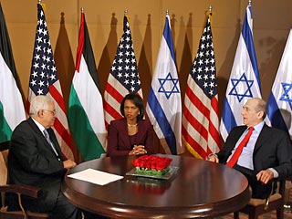 Представители США, стремившиеся провести трехсторонние переговоры с представителями Израиля и Палестинской автономии, заявили, что большим достижением стал уже тот факт, что этим странам вообще удалось собраться вместе впервые за последние 6 лет