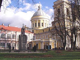 Купола в Александро-Невской лавре реставрируют за счет церковной "десятины"
