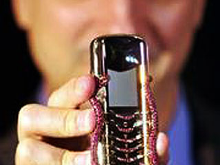 В России продан "телефон для олигархов" - Vertu Signature Cobra - за более чем 300 тысяч евро