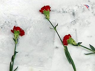 В Москве сегодня вспоминают жертв трагедии обрушения Басманного рынка. Ровно год назад под кровлей и железобетонными конструкциями рухнувшего здания погибли 66 человек, еще 33 получили ранения