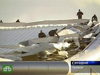 Ветер сорвал сегодня часть крыши нового аэpовокзального комплекса международного аэропорта в столице Грузии. По счастливой случайности, никто не пострадал. Сейчас строители ведут восстановительные работы