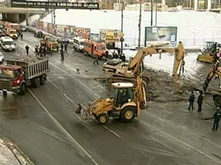 Движение на улице Минской в столице, где накануне обвалился грунт, возобновится лишь во вторник