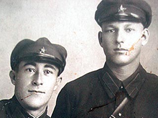 Ивана Сысоева (на фото справа) и еще дюжину человек, погибших в один день с ним, похоронили 25 сентября 1944 года со всеми воинскими почестями в центре освобожденного города