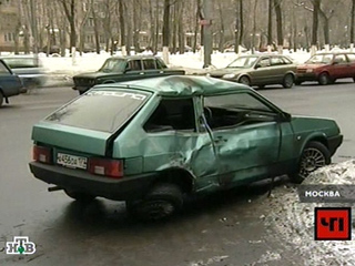 Автомобиль въехал на остановку транспорта на юго-востоке Москвы: один погиб, шестеро пострадали
