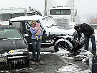 Крупная автомобильная авария произошла в среду в американском штате Колорадо. Несколько десятков машин столкнулись на скользком шоссе севернее города Колорадо-Спрингс, образовав многокилометровую пробку