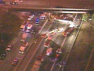 Автобус, по сообщению полицейских, "битком набитый" пассажирами, упал с моста на шоссе 75 в центре Атланты, прямо в гущу машин