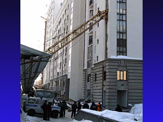В Новосибирске на элитный жилой дом упала стрела гусеничного крана. В результате инцидента дом получил незначительные повреждения. В частности, с третьего по пятый этаж разбиты оконные проемы. Никто из жильцов не пострадал