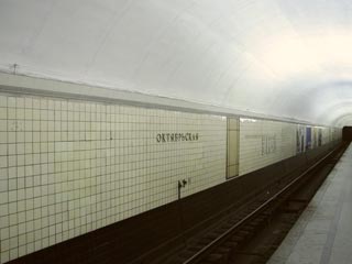 На станции метро "Октябрьская" в Москве под поездом погиб мужчина
