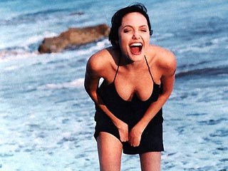 Анджелина Джоли решила усыновить ребенка и из Вьетнама