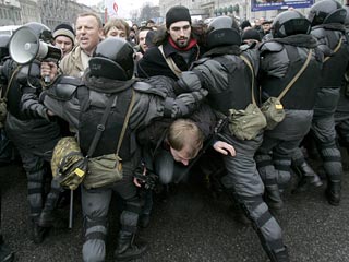 В Петербурге в субботу несмотря на запрет властей начался оппозиционный "Марш несогласных"