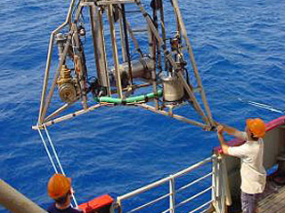 В понедельник ученые направили на это место исследовательское судно, с помощью которого планируют исследовать местность. Отмечается, что странная поверхность находится на глубине в три километра