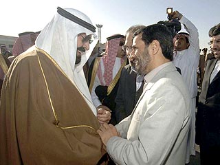 Саудовское государственное информационное агентство сообщило об иранской поддержке после того, как его президент Махмуд Ахмади Нежад встретился с саудовским лидером королем Абдаллой в выходные на саммите в Эр-Рияде