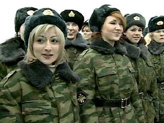 За последние 10 лет в Российской армии почти вдвое увеличилось количество военнослужащих-женщин - с 50 до 95 тысяч (это примерно 8,5% от ее штатной численности в 1 млн 130 тысяч)
