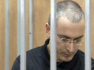 По данным опроса общественного мнения, проведенного "Левада-Центром", 49% россиян не считает экс-главу НК ЮКОС Михаила Ходорковского политзаключенным, придерживаются противоположной точки зрения