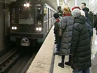 На станции метро "Полежаевская" московского метрополитена в среду утром погиб мужчина