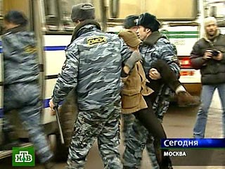 В центре Москвы задержали 15 активистов "России молодой", пытавшихся сорвать пикет в память об Аслане Масхадове  