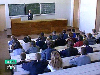 Правительство России в пятницу одобрило законопроект о переходе в России на двухуровневую систему высшего образования