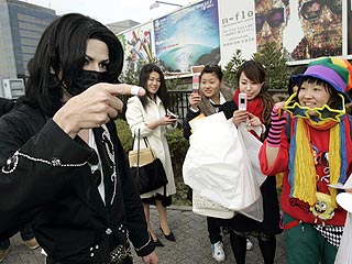 Японцы потрогали Майкла Джексона за разные места, заплатив 3500 долларов