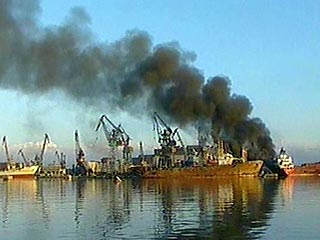 Как сообщили РИА "Новости" во Владивостокском морском спасательно-координационном центре (СКЦ), пожар на танкере произошел в субботу. "Огонь полностью уничтожил машинное отделение судна. Пострадавших и угрозы разлива топлива нет"