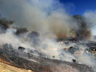Быстро распространяющееся пламя лесного пожара уничтожило более 800 гектаров леса в холмистой местности в 55 километрах от Лос-Анджелеса