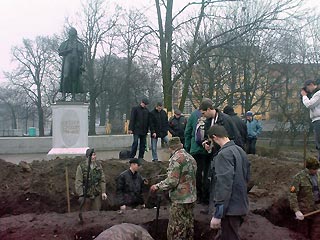 В центре Калининграда у подножья памятника немецкому поэту Фридриху Шиллеру обнаружено захоронение советских солдат, павших при штурме Кенигсберга в 1945 году