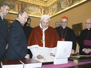 Для президента РФ характерно уважение к Церкви, к религии;  он понимает, что это - тонкая сфера, убеждены в РПЦ