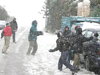В четверг жизнь в Иордании была практически парализована неожиданно выпавшим снегом и редким в этой жаркой стране явлением - снежной бурей
