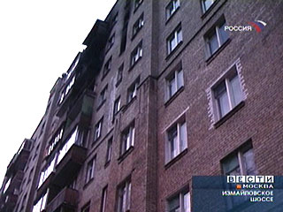 В жилом доме в Москве в пятницу утром произошел пожар. Люди, пытаясь спастись от огня, выпрыгивали из окон объятой огнем квартиры на седьмом этаже. Один из них погиб, двое серьезно пострадали