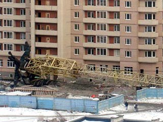 27 февраля на Камышовой улице в Санкт-Петербурге строительный кран уже падал на жилой дом. Прорубив панели четырех этажей и дом насквозь, металлическая конструкция крана распалась. Удар пришелся на семь квартир