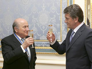 Украинский премьер и Блаттер выпили за ЧЕ-2012 	