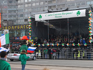 В центре Москвы сегодня будет ограничено движение транспорта. Это связано с проведением парада по случаю Дня святого Патрика. В нем примут участие более тысячи человек
