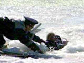 В Москве спасен молодой человек, которого унесло по реке на льдине