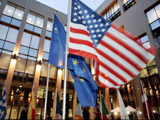 Европейский союз и администрация США дали понять, что готовы иметь дело с "умеренно настроенными министрами" из правительства национального единства