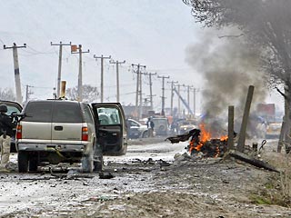В Кабуле на пути следования автоколонны посольства США смертник подорвал в понедельник заминированный автомобиль