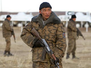 Срок пребывания седьмой смены монгольских военнослужащих в Ираке продлен на три месяца, хотя ранее было решено восьмую смену туда не направлять, сообщает в понедельник "Интерфакс" со ссылкой на газету "Оноодор"