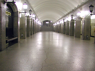 На станции "Достоевская" метро Сантк-Петербурга утром в понедельник неизвестные распылили газ