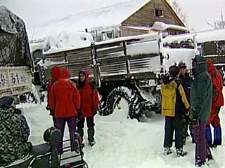 На Камчатке в районе вулкана Горелый в снежных сугробах застряла колонна грузовиков