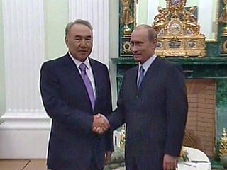 В Кремле прошла встреча между президентами России и Казахстана. До встречи главы государств не сделали никаких заявлений для прессы. А затем Владимир Путин прочитал заранее заготовленную речь. Нурсултан Назарбаев выступил экспромтом