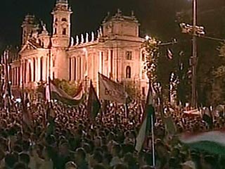 Сторонники правых сил Венгрии, требующие отставки правительства и премьера Ференца Дюрчаня, во вторник вечером вновь вернулись на площадь Кошута перед парламентом для проведения акций протеста