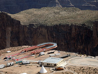 Площадка нависает над каньоном на высоте в 1219 метров, что почти в два раза больше, чем длина самых высоких небоскребов в мире
