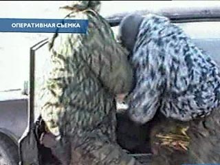 В Мурманской области вооруженные преступники совершили разбойное нападение на автомашину Главного управления федеральной службы исполнения наказаний РФ по этому региону.     
