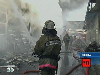 На юго-западе Москвы на МКАД горит строительный рынок "Наш дом"