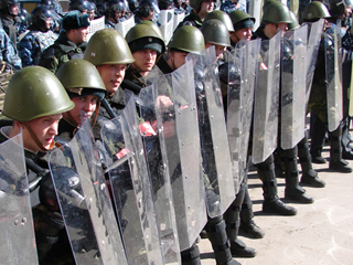 Власти все же не дали оппозиции провести "Марш несогласных" в Нижнем Новгороде. Несогласные с происходящим в стране лишь 10 минут смогли свободно высказать свою позицию. И тут же были разогнаны ОМОНом, причем в довольно грубой форме