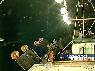 Перевернувшаяся сегодня ночью у японского острова Хоккайдо российская рыболовная шхуна РСУ-9698 исчезла из поля зрения